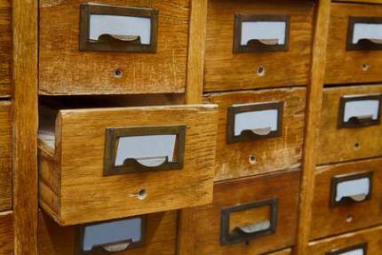 56349944-abierto-una-caja-de-almacenamiento-de-archivos-la-presentación-del-gabinete-entre-otras-cajas-de-madera